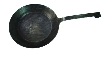 Turk freiform warmeschmiedete Pfanne 24cm Durchmesser mit Griff auf weißem Hintergrund