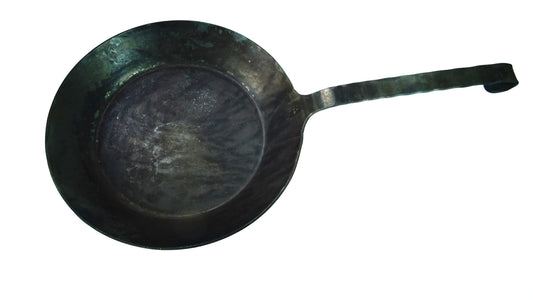 Turk freiform warmeschmiedete Pfanne 24cm Durchmesser mit Griff auf weißem Hintergrund