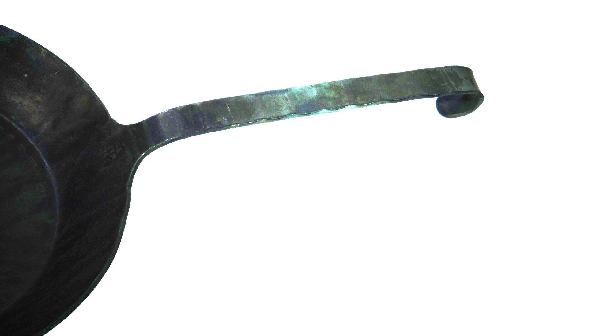 Turk griff der freiform warmeschmiedeten Pfanne 24cm Durchmesser mit Griff auf weißem Hintergrund