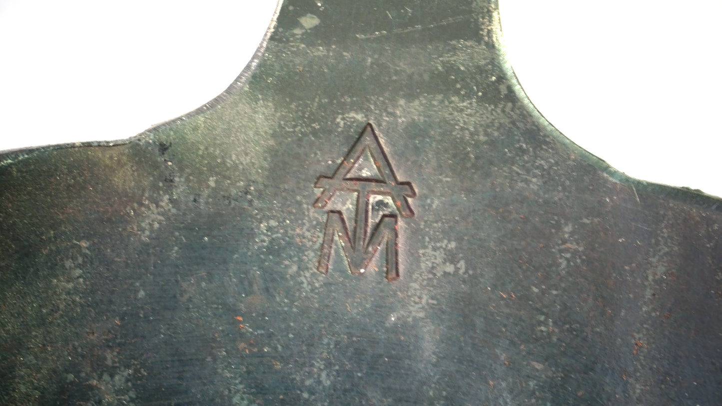 Turk Logo der freiform warmeschmiedete Pfanne 24cm Durchmesser mit Griff auf weißem Hintergrund