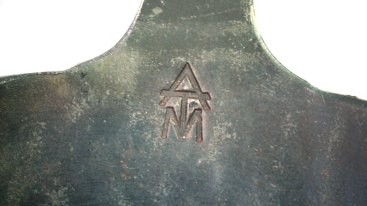 Turk Logo der freiform warmeschmiedete Pfanne 24cm Durchmesser mit Griff auf weißem Hintergrund