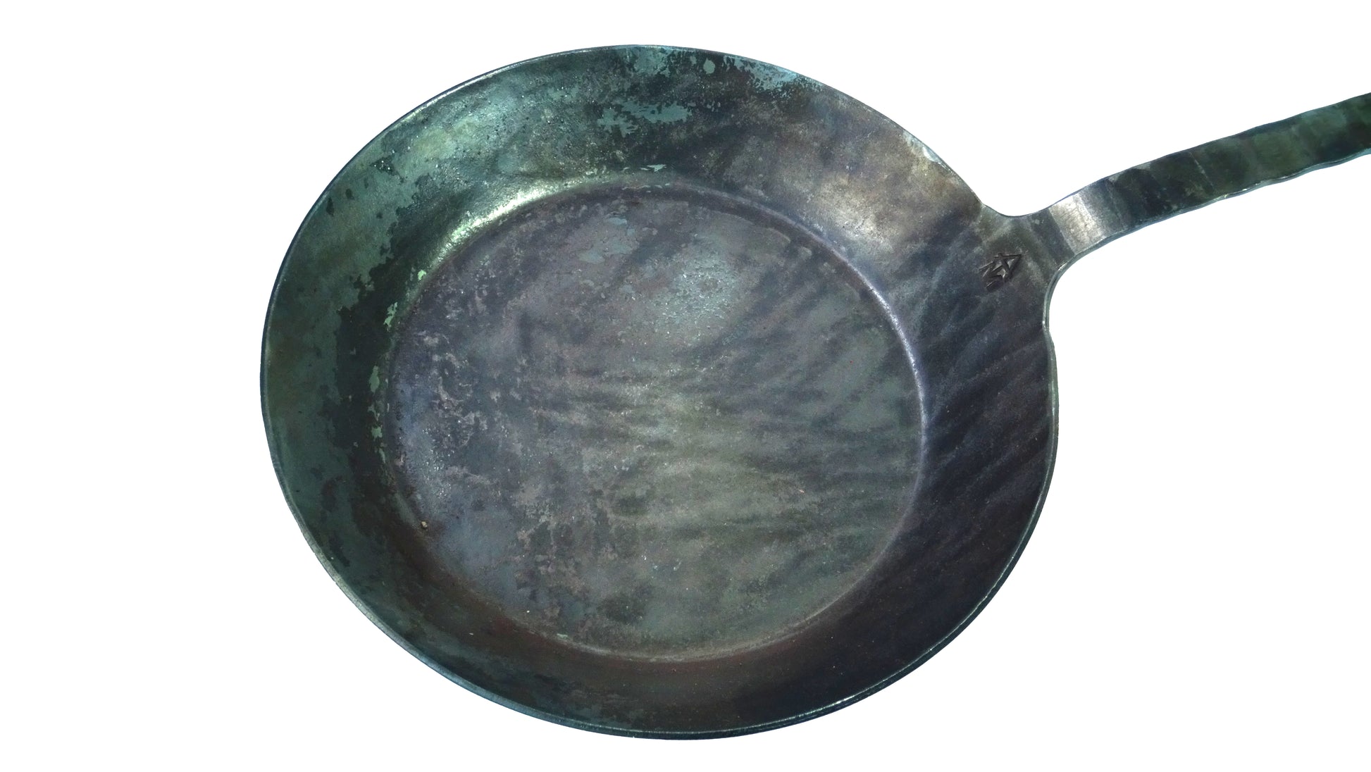 Turk Pfannenteller der freiform warmeschmiedetem Pfanne 24cm Durchmesser mit Griff auf weißem Hintergrund