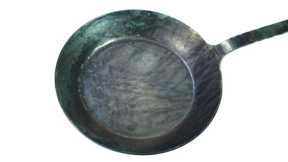 Turk Pfannenteller der freiform warmeschmiedetem Pfanne 24cm Durchmesser mit Griff auf weißem Hintergrund