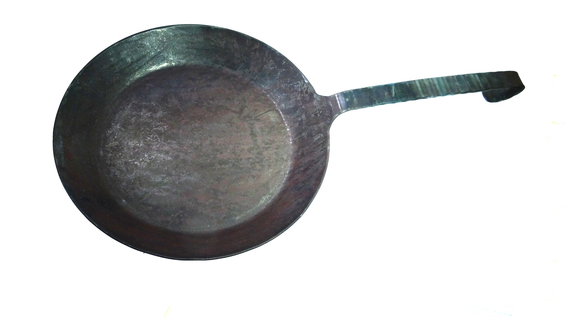 Turk freiform warmeschmiedete Pfanne 28cm Durchmesser mit Griff auf weißem Hintergrund