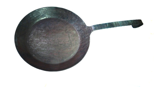 Turk freiform warmeschmiedete Pfanne 28cm Durchmesser mit Griff auf weißem Hintergrund