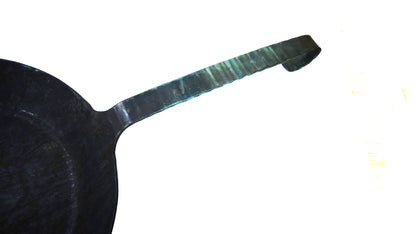 Turk griff der freiform warmeschmiedeten Pfanne 28cm Durchmesser auf weißem Hintergrund