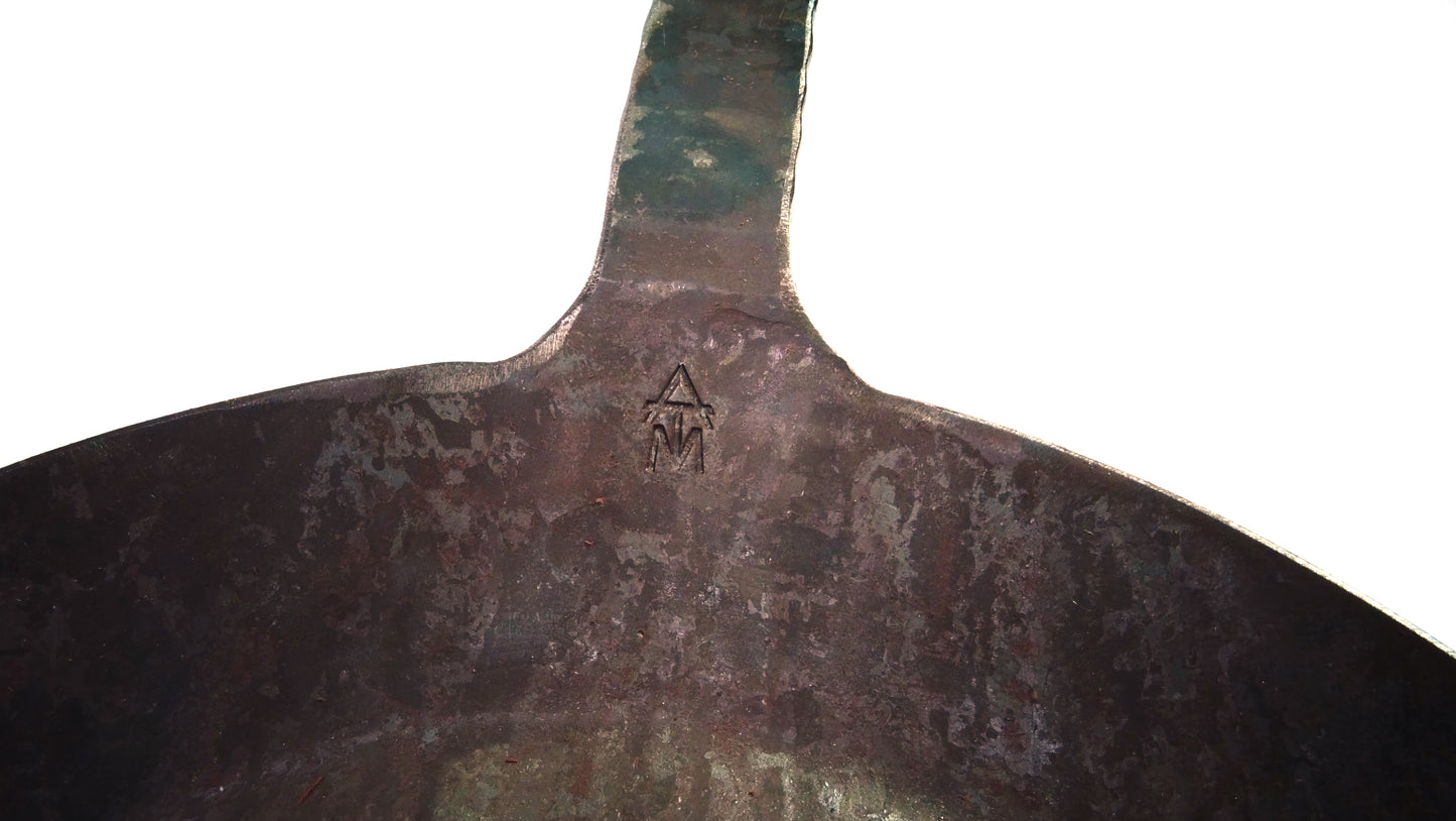 Turk Logo der freiform warmeschmiedeten Pfanne 28cm Durchmesser mit Griff auf weißem Hintergrund