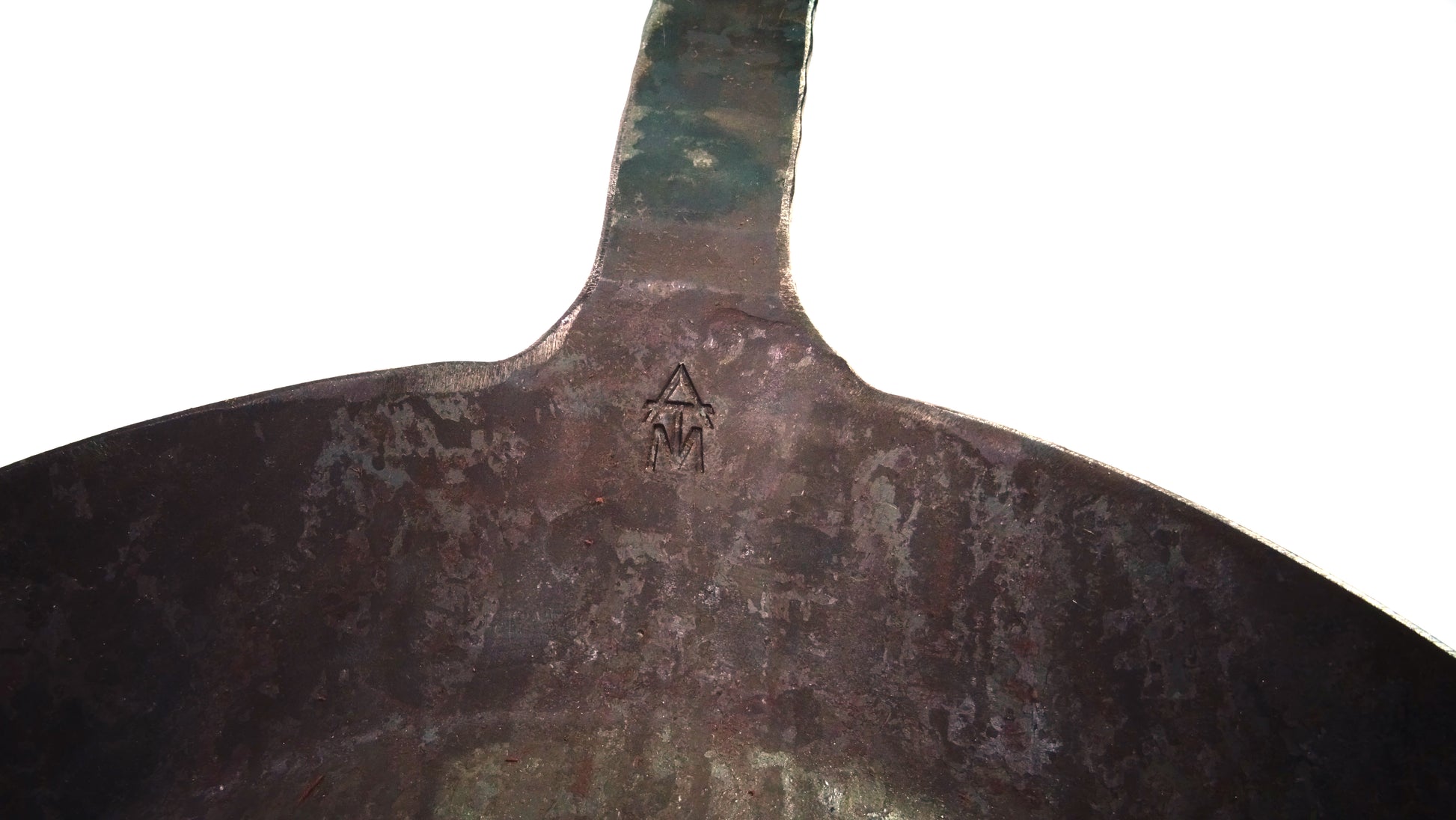 Turk Logo der freiform warmeschmiedeten Pfanne 28cm Durchmesser mit Griff auf weißem Hintergrund