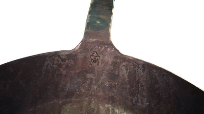 Turk Logo der freiform warmeschmiedeten Pfanne 28cm Durchmesser mit Griff auf weißem Hintergrund