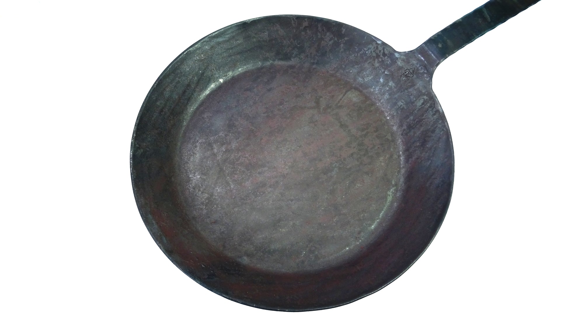 Turk freiform warmeschmiedeter Pfannenteller 28cm Durchmesser auf weißem Hintergrund