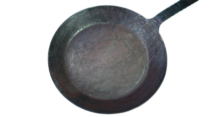 Turk freiform warmeschmiedeter Pfannenteller 28cm Durchmesser auf weißem Hintergrund