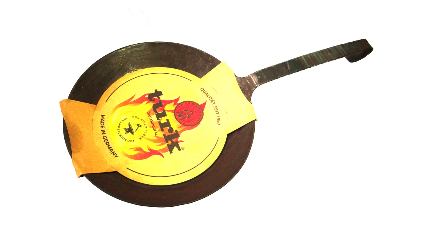 Turk freiform warmeschmiedete Pfanne 28cm Durchmesser mit Griff und Bandarole auf weißem Hintergrund