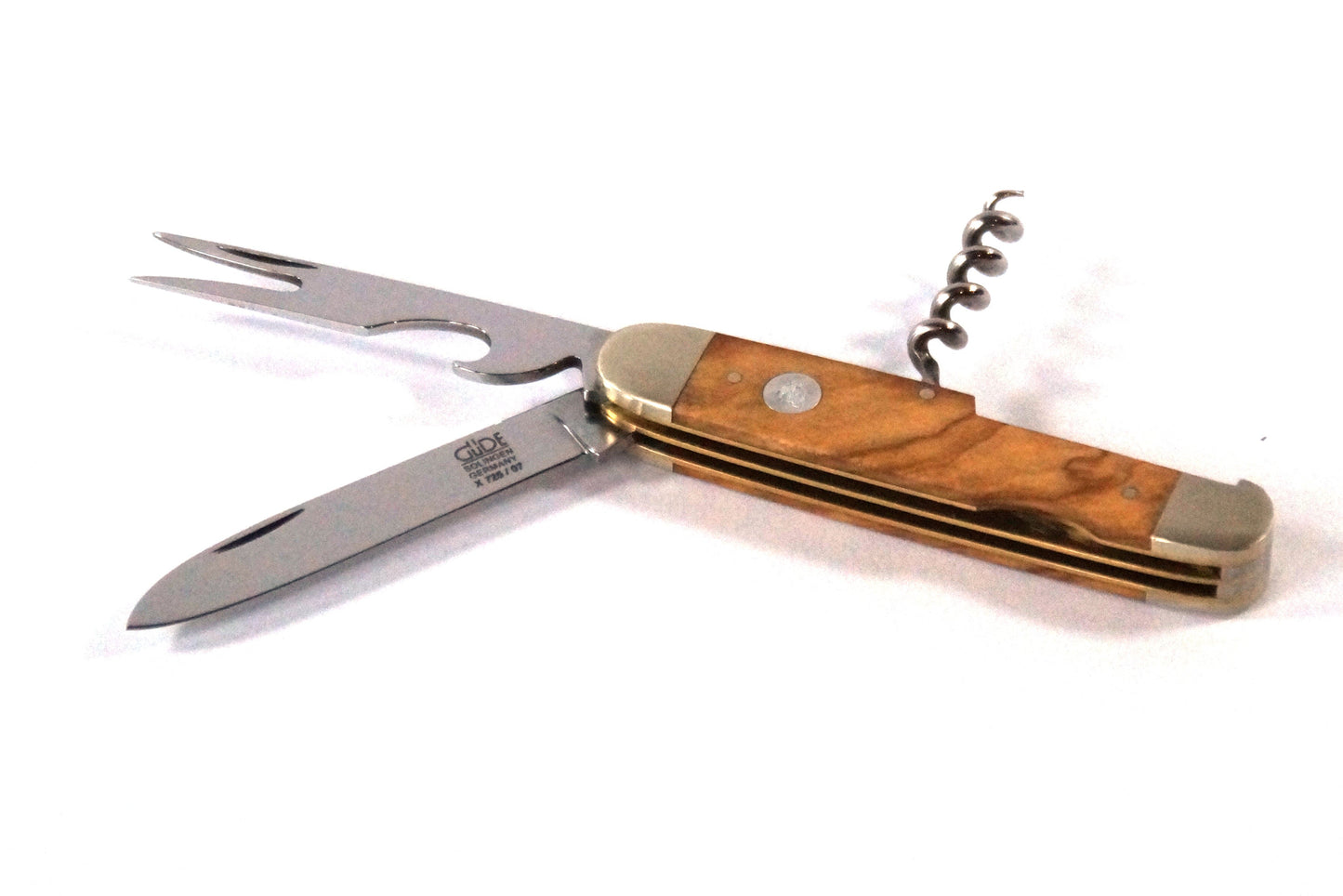 GÜDE Golf-Taschenmesser Alpha Olive X725/07 – mit Pitchgabel mit 7 cm Klingenlänge und Olivenholz-Griff auf weißem Hintergrund